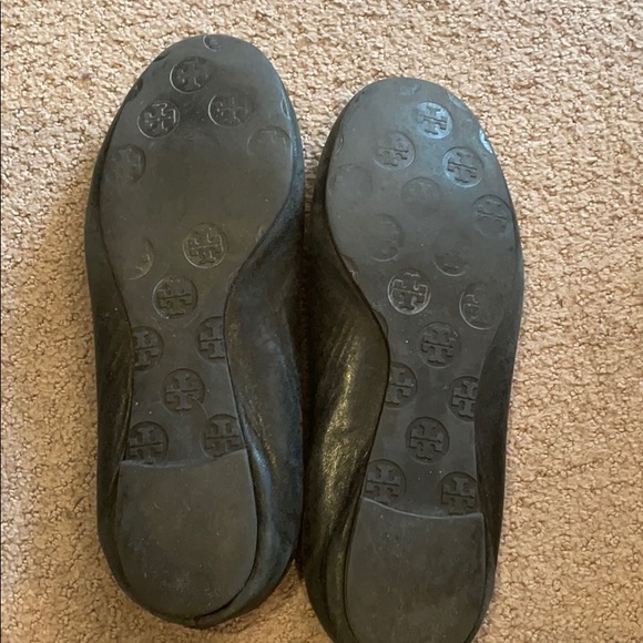 Tory Burch ballet flat. Black with silver emblem - Picture 4 of 5